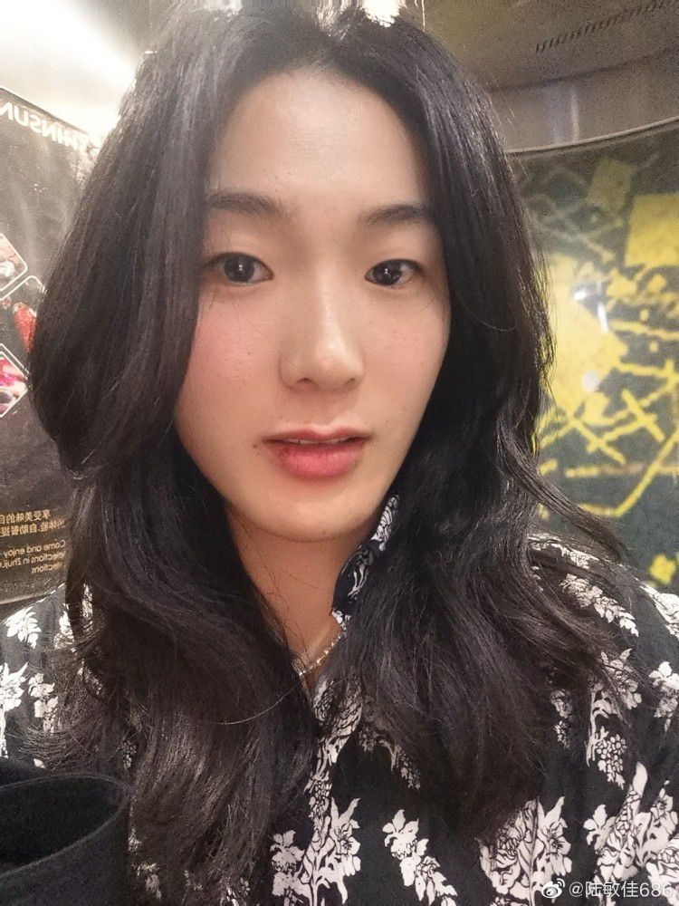 文德斯在《水上回光》的第一个镜头复制【美国朋友》开场镜头，暗示里普利与文德斯之间的关联，他们其后的行动也呈现了这一点。